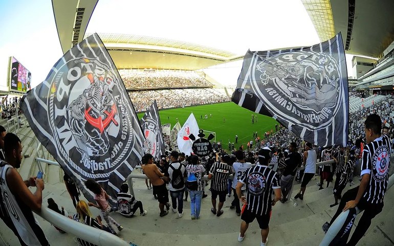 Justiça autoriza uso de bandeiras com mastro em estádios paulistas após 26 anos