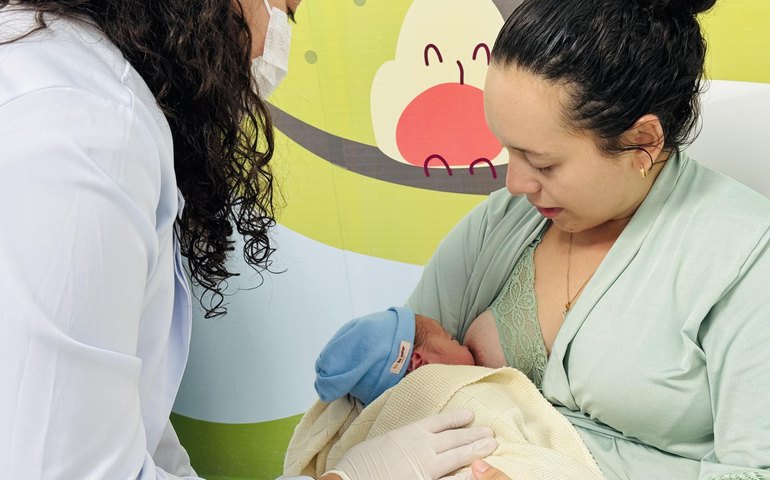 Médica do Hospital da Mulher de Alagoas orienta mães sobre amamentação correta e saudável