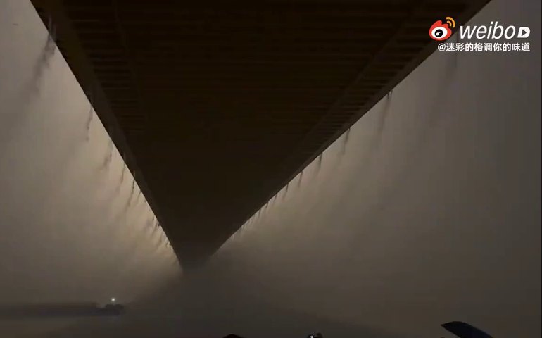 De tempestade a obra de arte: cada vez que chuva atinge a cidade de Wuhan, ponte Yangtze se transforma em catarata