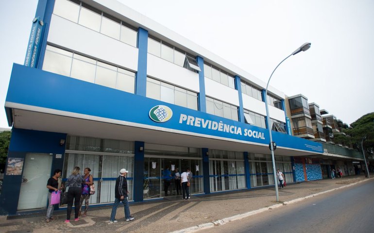 Bolsonaro veta dispensa da prova de vida no INSS