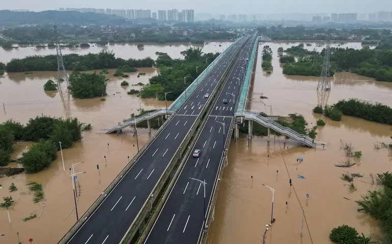 Cem mil pessoas fora de casa: China emite alerta máximo para mais chuvas após grandes inundações; veja fotos