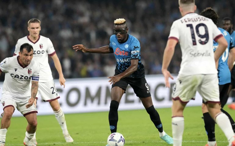Napoli vira sobre o Bologna e reassume a liderança do Italiano; Milan é o 3º
