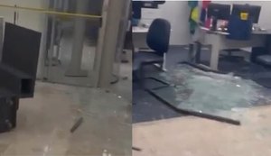 Após ataque, agência bancária ficou com um verdadeiro rastro de destruição. Foto: Reprodução/Internet.