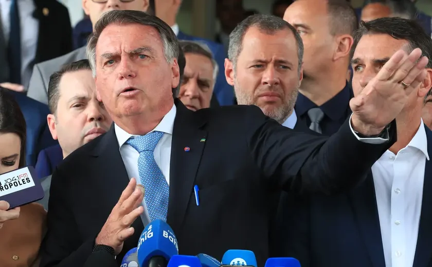 Defesa de Bolsonaro se diz surpreendida com prisão domiciliar