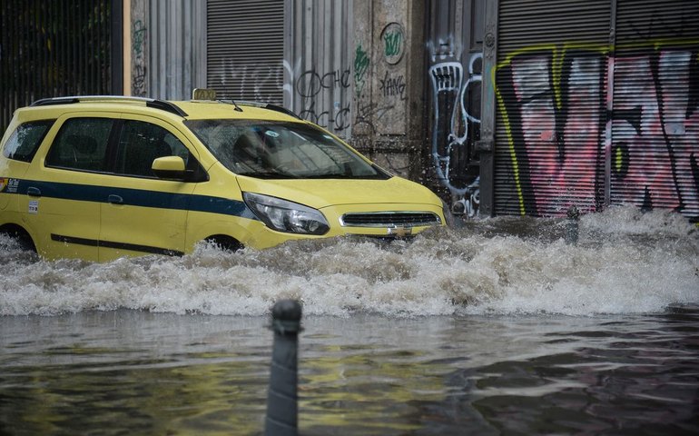 Temporal provoca alagamentos e quedas de árvores no Rio