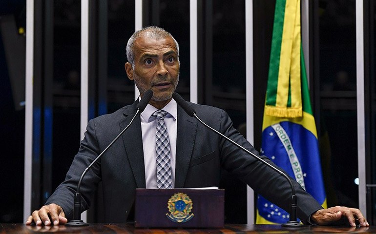 Romário tem alta após 13 dias internado para tratar infecção intestinal