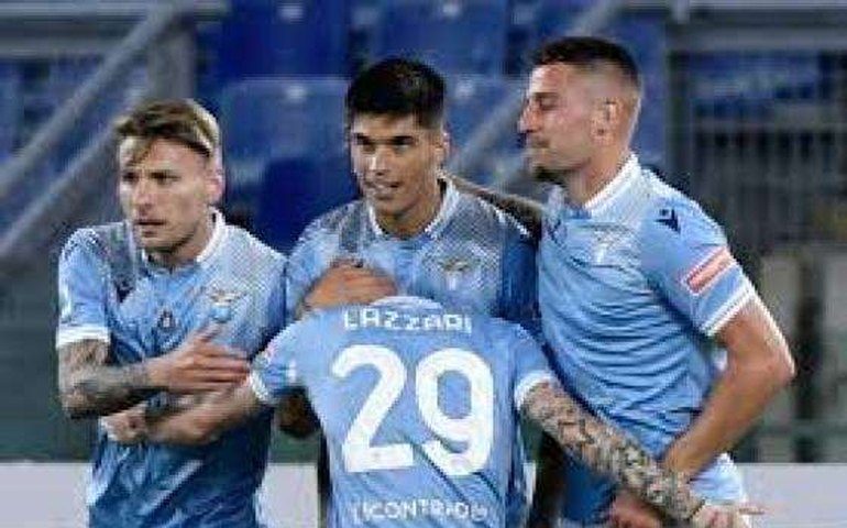 No Italiano, Lazio derrota o Milan e o Napoli vence o Torino