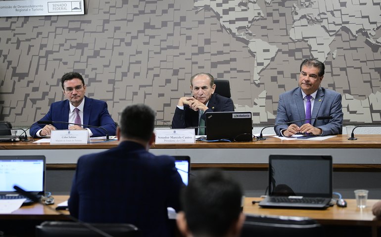 Senadores cobram melhorias no setor aéreo e infraestrutura para turismo