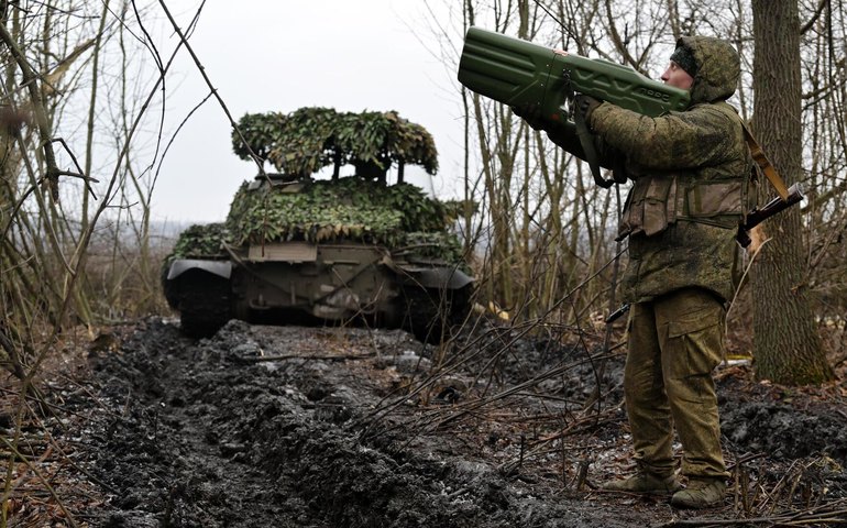 Soldados russos usaram 'ponchos invisíveis' para se esconder de drones ucranianos durante operação em Zaporozhie