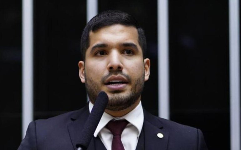 Deputado diz à PF que postou foto da porta do armário de Alexandre como 'crítica a ativismo'
