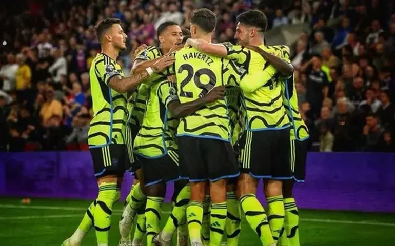 Arsenal faz de pênalti, derrota Crystal Palace e continua 100% no Inglês