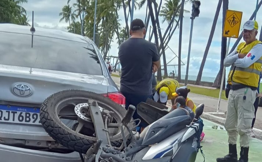 Mulher fica ferida após colisão entre carro e moto na orla de Maceió