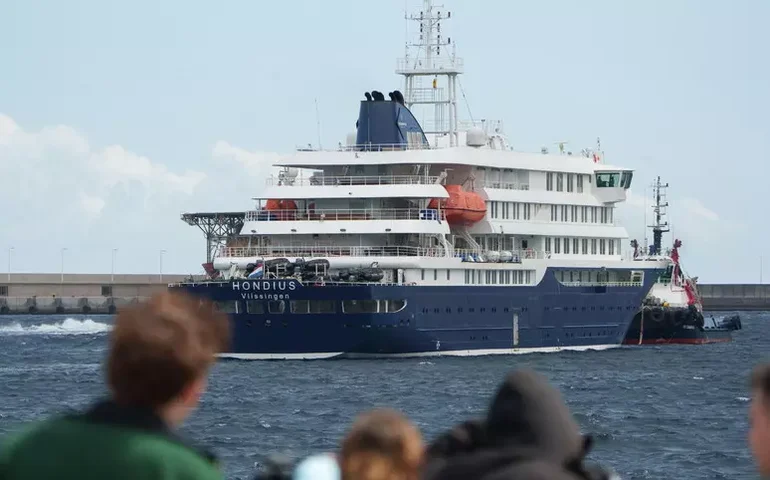 Navio de cruzeiro afetado por surto de hantavírus atraca em porto espanhol