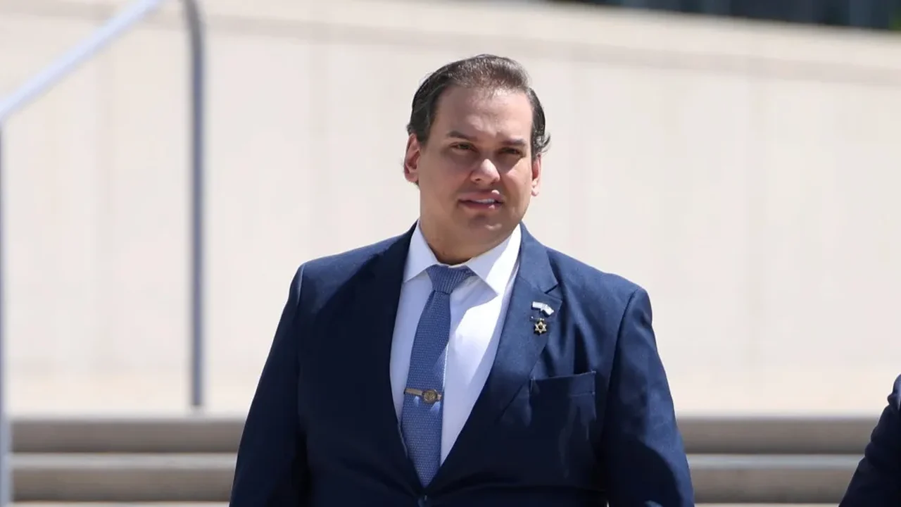 Ex-deputado George Santos deve se declarar culpado de fraude para evitar julgamento nos EUA