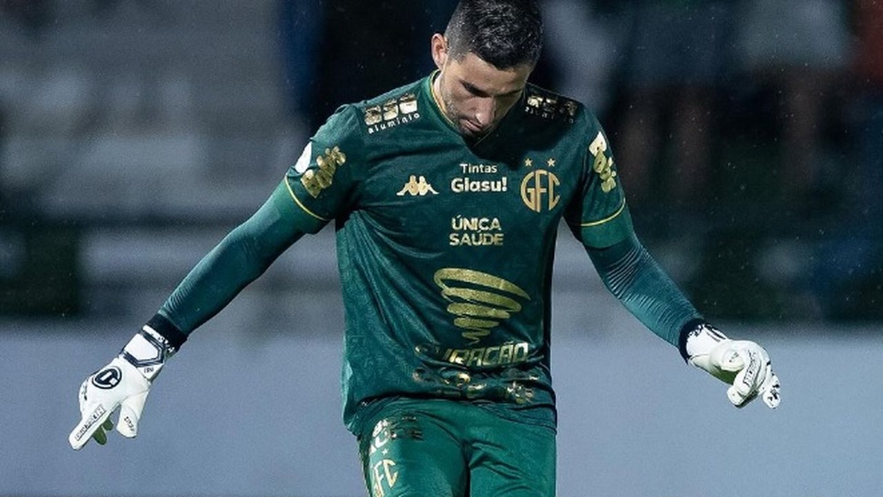 Goleiro Pegorari fratura fíbula durante treino e desfalca o Guarani no Paulistão