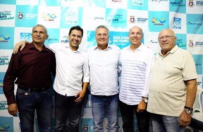 Senador Renan prestigia festa de 64 anos de emancipação de Olho D’Água das Flores 