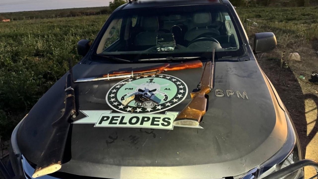 PM detém suspeitos com armas de fogo, simulacro e objetos ilícitos
