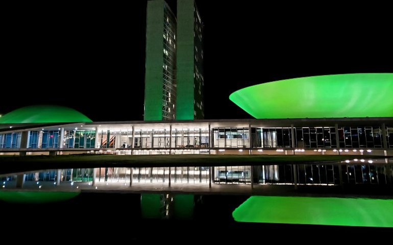 Campanha sobre acidentes de trabalho e doenças ocupacionais ilumina Congresso de verde