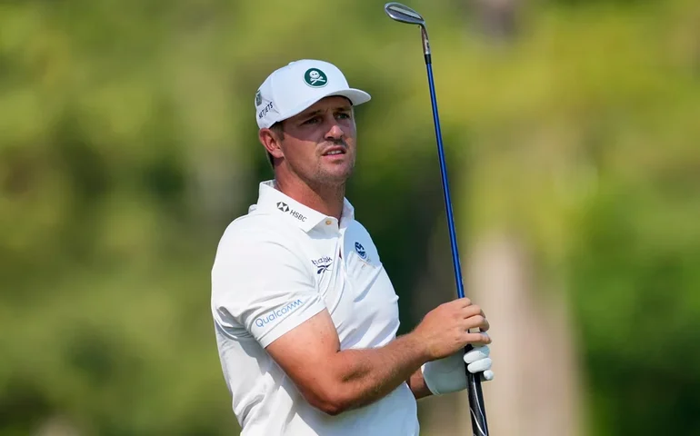 Bryson DeChambeau desiste da rodada final do LIV Golf devido a uma lesão no pulso