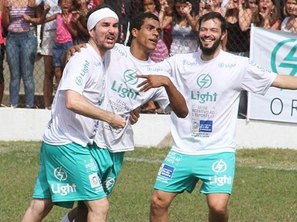 Nicola Siri, Marcelo Mello e Heitor Martinez comemoram o gol