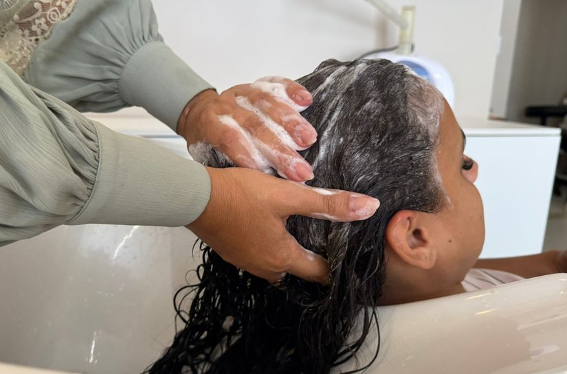 Plástica dos fios ganha espaço no verão como aliada contra danos do sol, sal e cloro