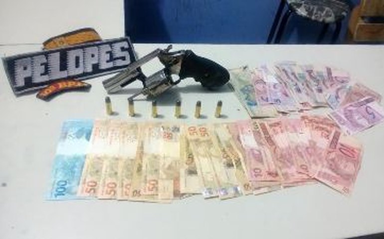 PM apreende droga, arma e dinheiro em Palmeira dos Índios