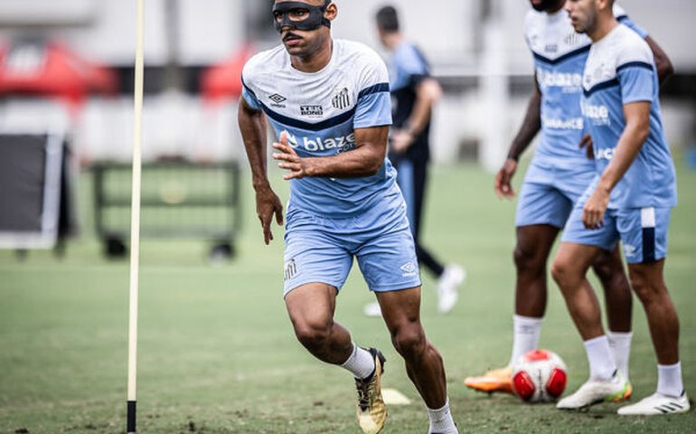 Joaquim fratura nariz e deve usar máscara para defender o Santos diante do Palmeiras