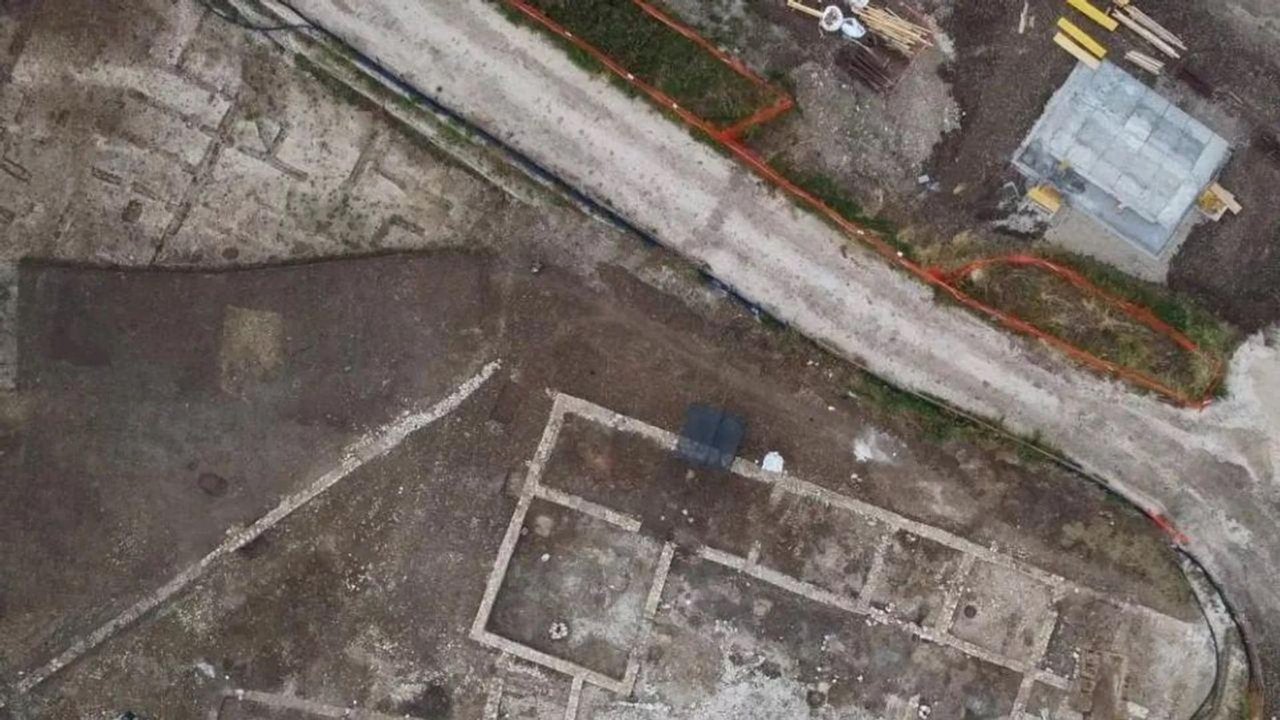 Arqueólogos desvendam vila pré-histórica e banhos romanos em megaescavação na Itália