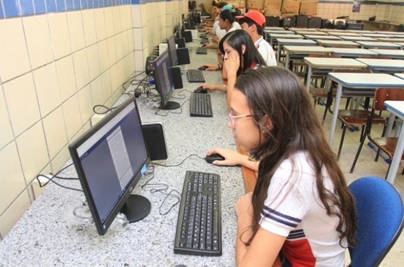 Entrega de computadores beneficia 6,5 mil estudantes em Arapiraca
