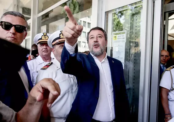 Vice-premiê da Itália defende Bolsonaro: 'Amado por seu povo'