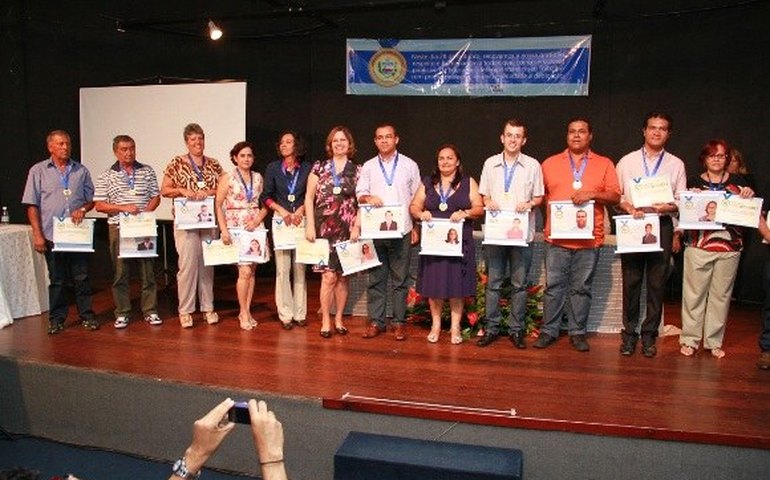 Educação presta homenagem a Servidores Destaque de 2014