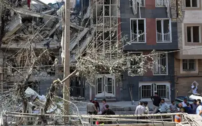 Espada medieval é encontrada acidentalmente em pedaço de argila extraído de rio na Europa