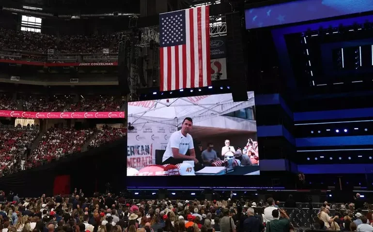 Funeral de Charlie Kirk reúne multidão em estádio no Arizona