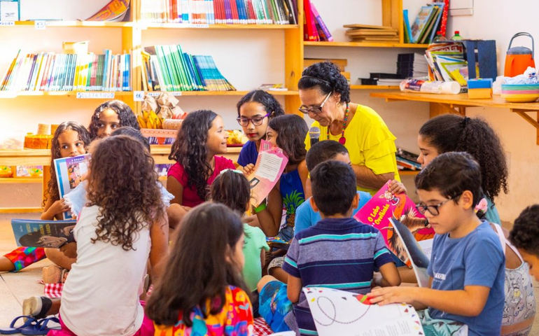 Prefeitura leva a magia da leitura às Arapiraquinhas com projeto “Brincando de Ler no Jardim de Histórias”