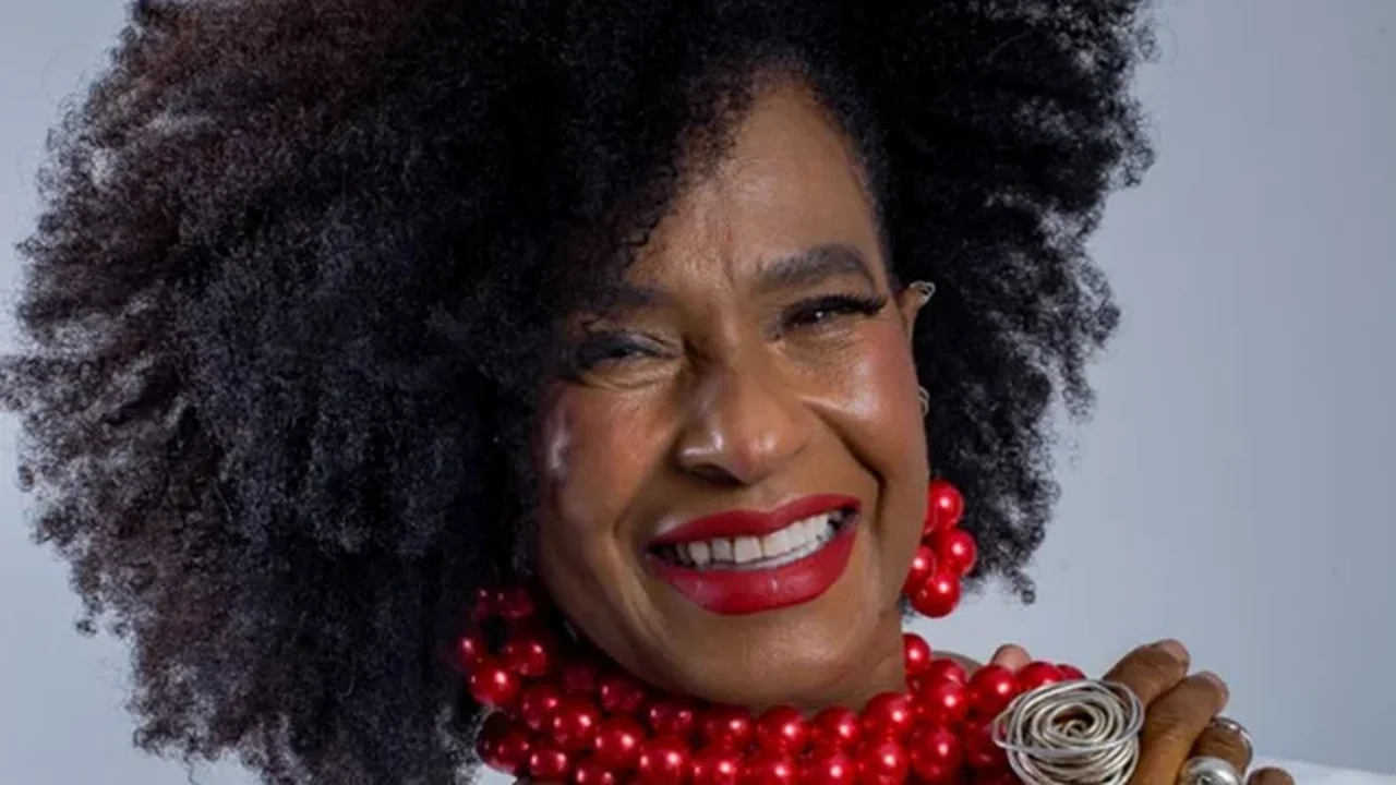 Izzy Gordon lança álbum com releituras de Jorge Aragão em show