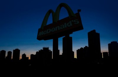 McDonald’s participa da Hora do Planeta e celebra marco de mais de 96% de energia renovável em suas operações