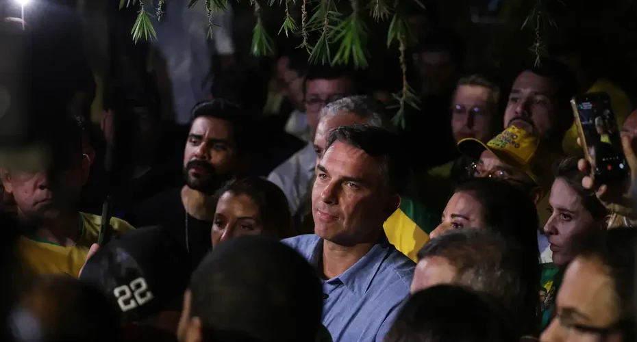 Flávio Bolsonaro impõe condições para liberar sigilos