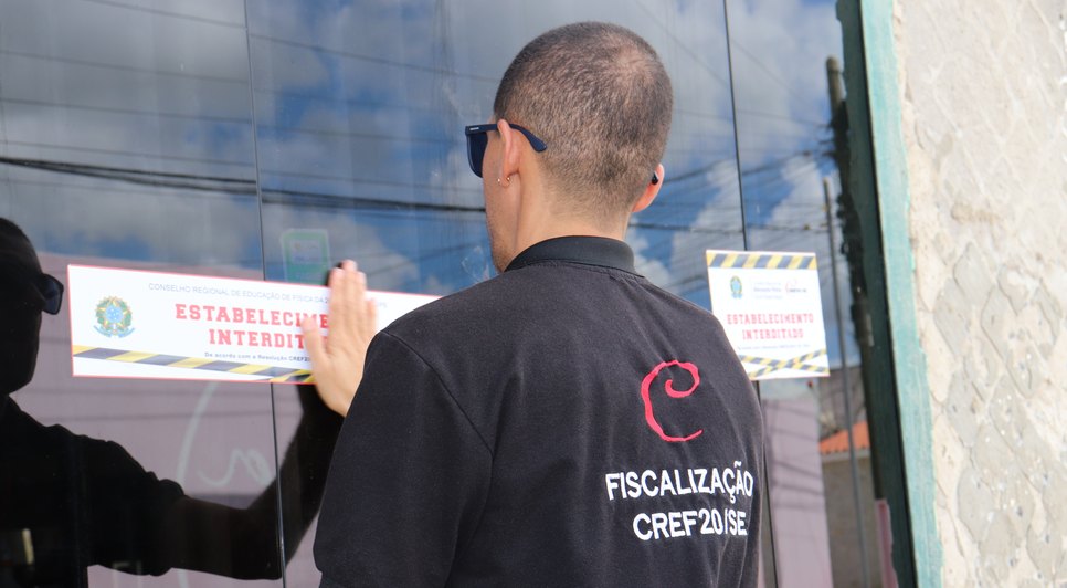 257_114d73d849161b85f58cbab661b5be80_64232153b34a6 / Foto: No vídeo, Marcell Maia, agente de fiscalização do CREF20 (Foto: CREF20)