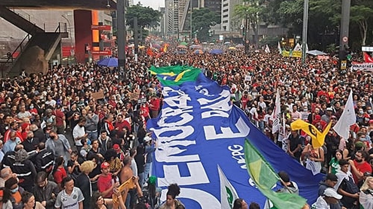 Venezuelanos realizam manifestação pró-democracia na Avenida Paulista