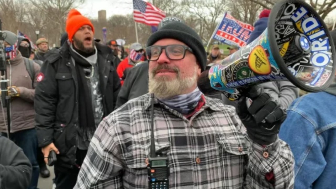 Líder de grupo de extrema direita Proud Boys é sentenciado a 17 anos por ataque ao Capitólio