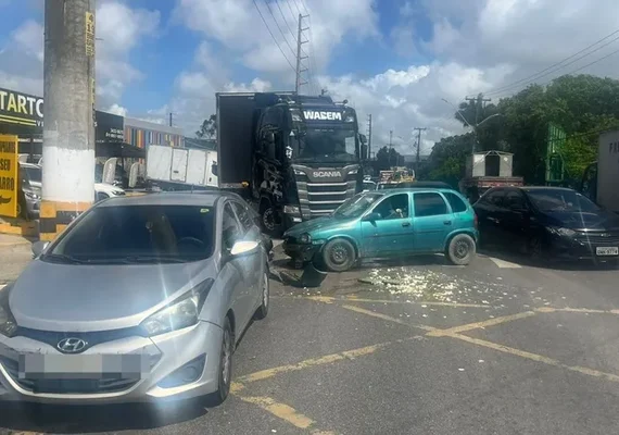 Cinco carros se envolvem em acidente na Via Expressa e causam congestionamento em Maceió