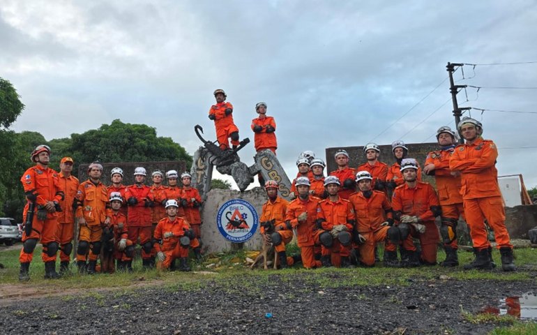 Cadetes do Bombeiros visitam Grupamento de Busca e Salvamento para instrução em estruturas colapsadas