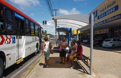Prefeitura de Maceió instala sete novos abrigos de ônibus na Via Expressa