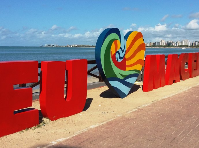 Totem da orla ganha novas cores para alertar sobre a saúde do coração