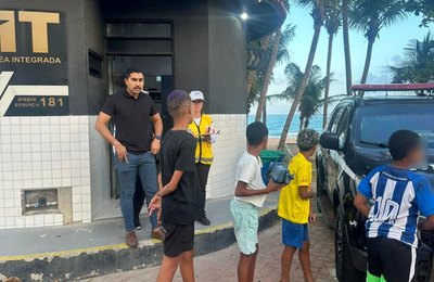 Equipe social do Ronda no Bairro presta apoio em caso de afogamento de adolescentes na Jatiúca
