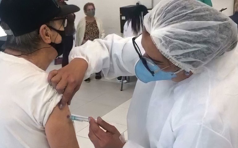 Saúde envia 2,2 milhões de doses da vacina de covid-19 aos estados