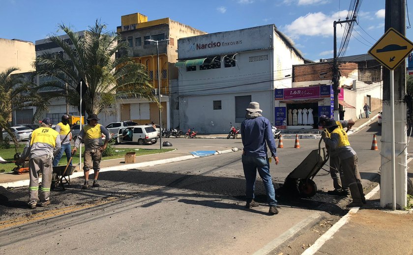 Para reduzir sinistros, lombada é instalada na Rua Governador Luiz Cavalcante