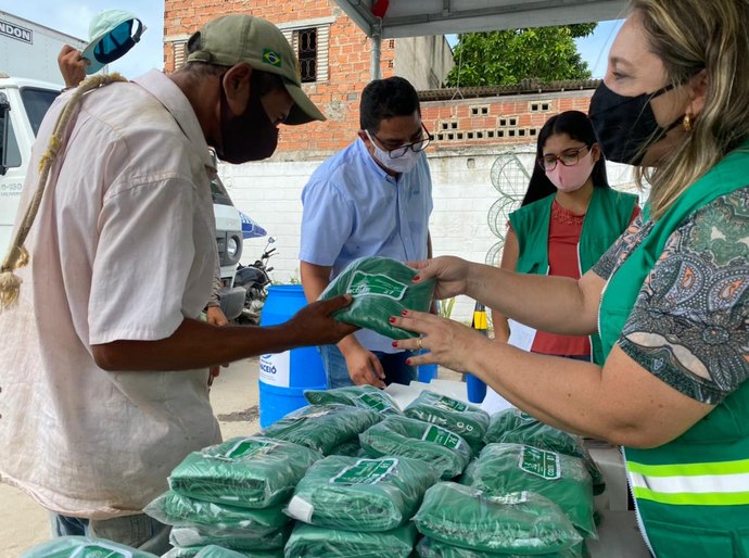 Prefeitura entrega 160 cestas básicas para carroceiros do Ecoponto Pajuçara