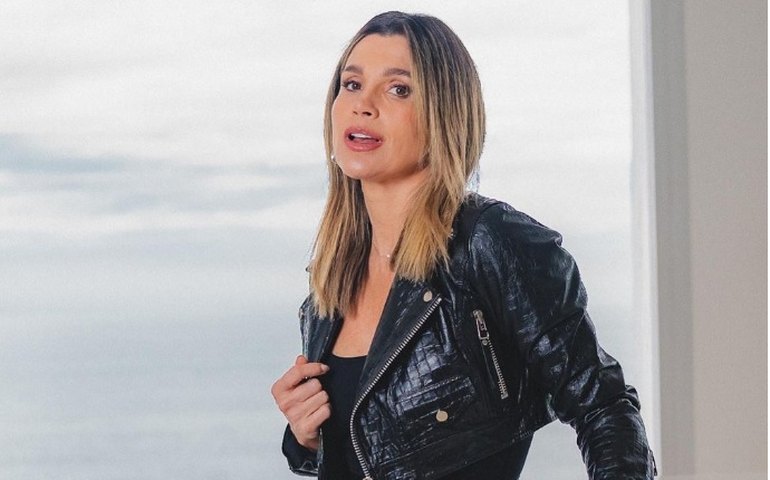 'Homens nessa idade são vistos como galãs', diz Flávia Alessandra após críticas por maiô