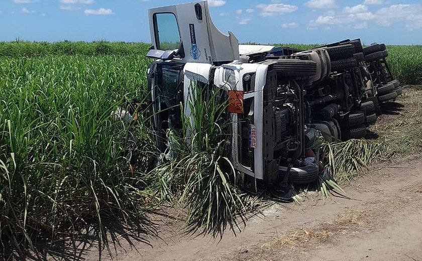 Caminhão carregado com botijões de gás tomba em trecho da BR-101